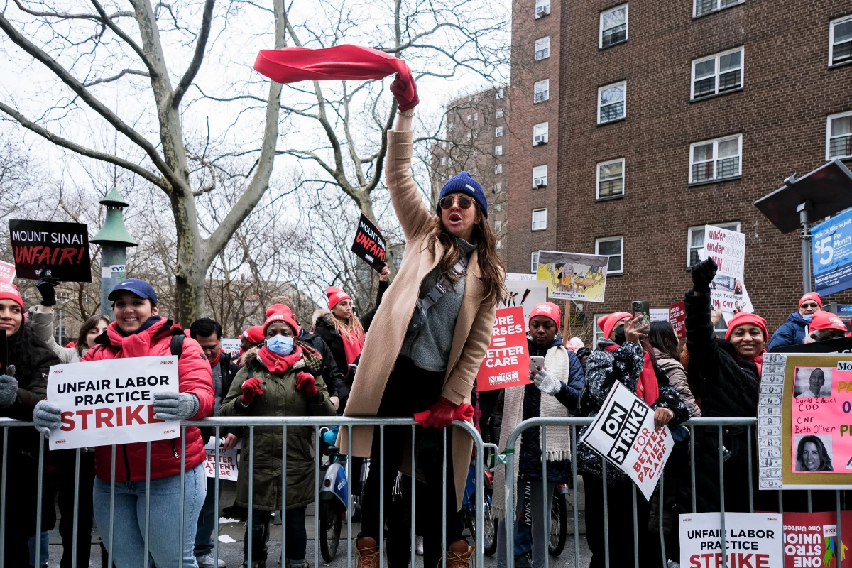 ABD'nin New York Kentinde Hemşireler Çalışma Koşullarını Protesto Etmek İçin Grevde