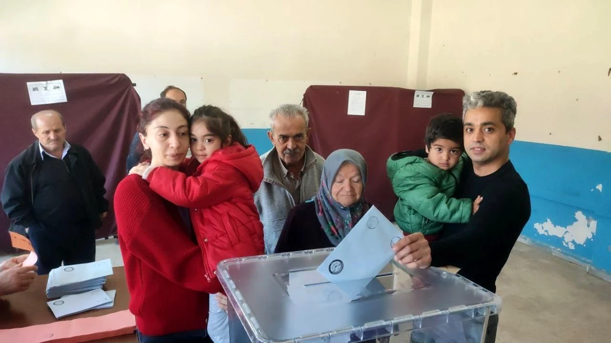 Bartın’da 100 yaşındaki Fadime Yılmaz, oy kullanmaya oğlunun sırtında gitti