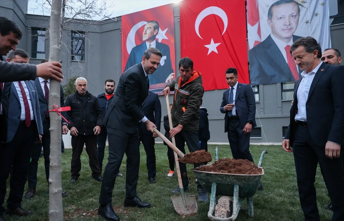 Enerji Bakanı Bayraktar, Uşak'ta yeni doğal gaz rezervi umuduyla kuyu kazmaya başladıklarını açıkladı