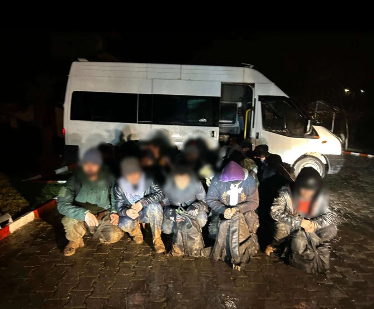 Iğdır’da 39 düzensiz göçmen ve 4 insan kaçakçısı yakalandı