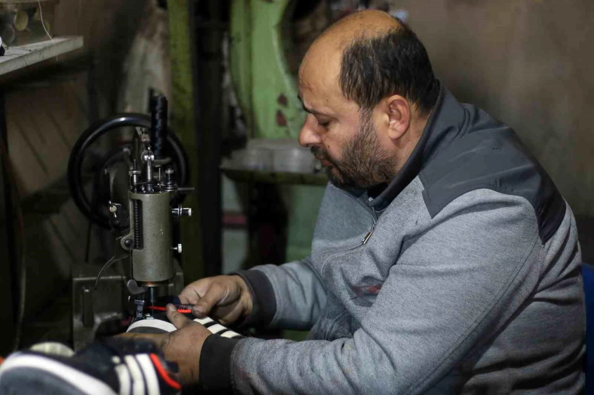 Siirt'te 32 yıldır ayakkabı tamiri yapan usta