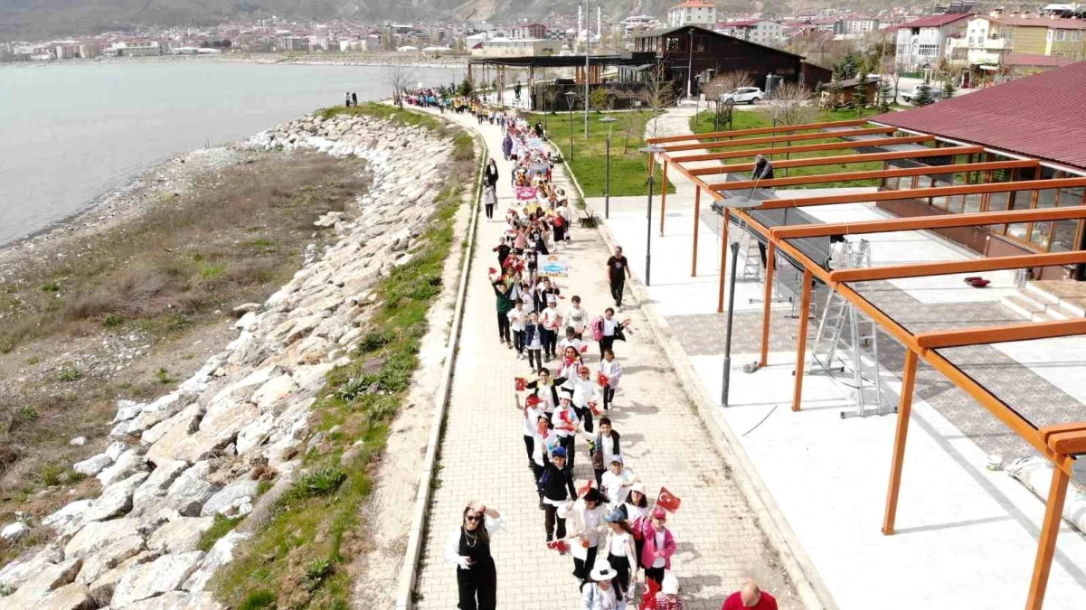 Bitlis’te öğrenciler sahilde kitap okudu