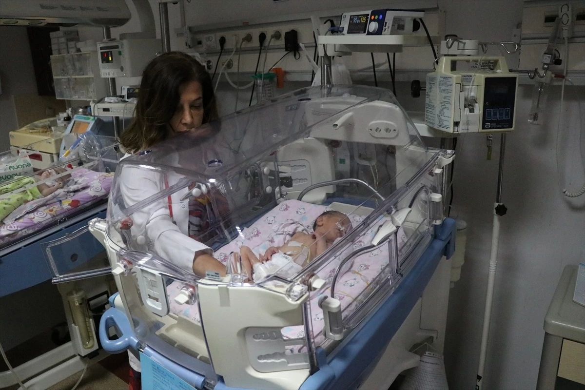 Adana’da eşinin kullandığı elektrikli bisikletten düşen annenin bebeğinin sağlık durumu iyiye gidiyor