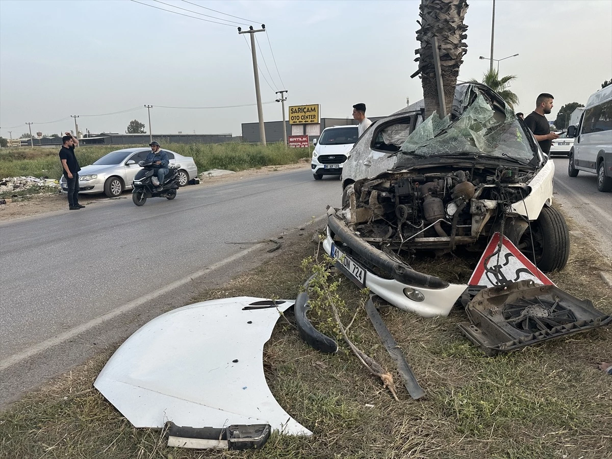 Adana'da otomobil refüje çarptı, sürücü yaralandı
