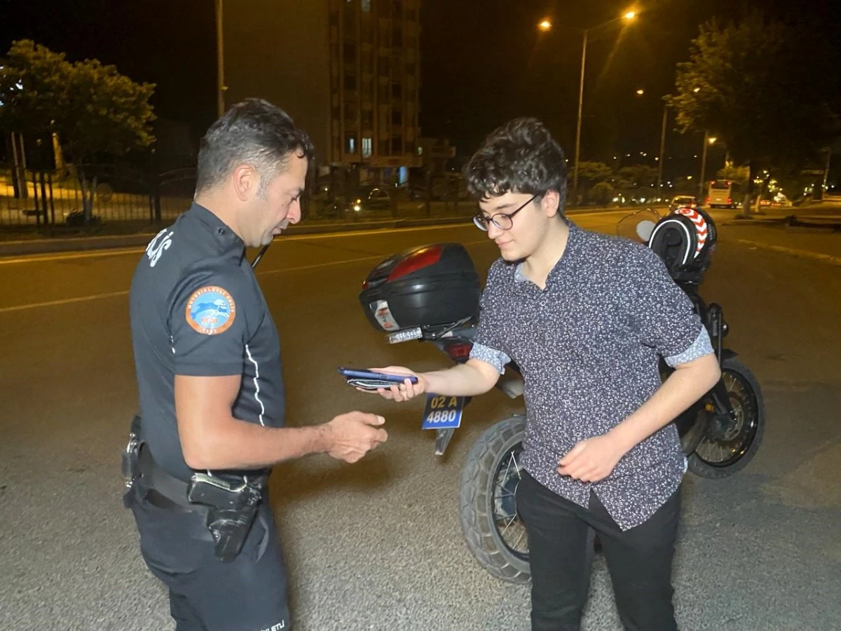 Adıyaman'da Genç, Bulduğu Cüzdan ve Telefonu Polise Teslim Etti