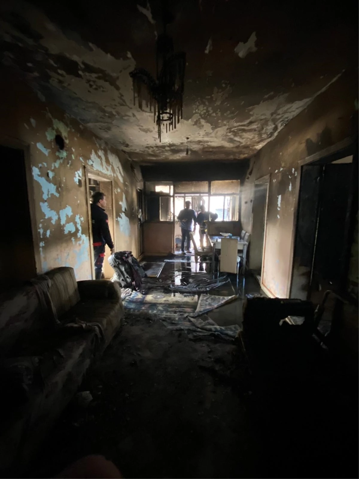 Ağrı'da 2 Katlı Bir Evde Çıkan Yangın Söndürüldü