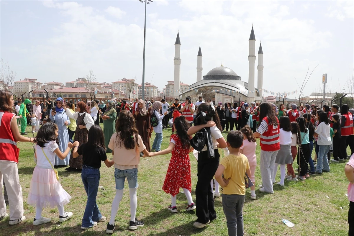 Ağrı'da Türk Kızılay tarafından 'Çocuk Festivali' düzenlendi