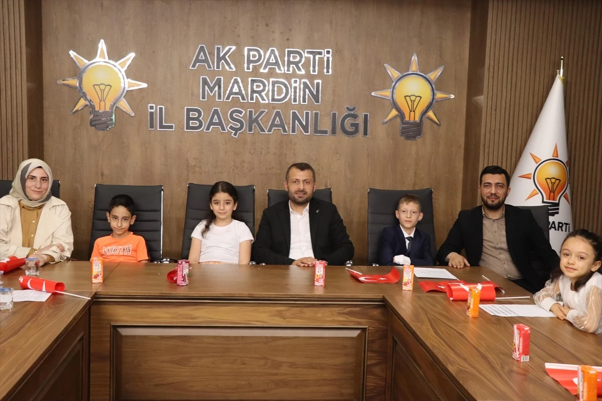 AK Parti Mardin İl Başkanı Vahap Alma, 23 Nisan'da Koltuğunu İlkokul Öğrencisine Devretti