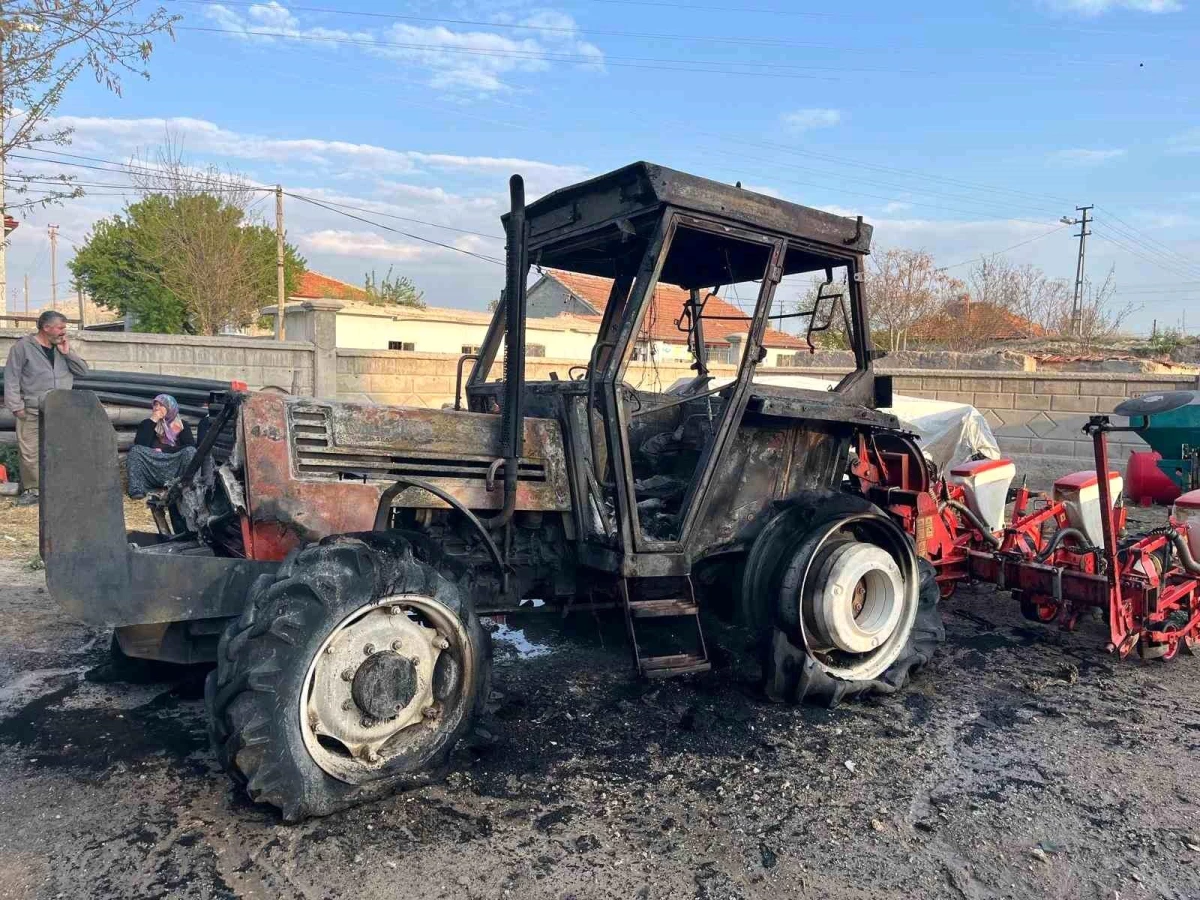Karaman'da park halindeki traktör alev alev yanarak demir yığınına döndü