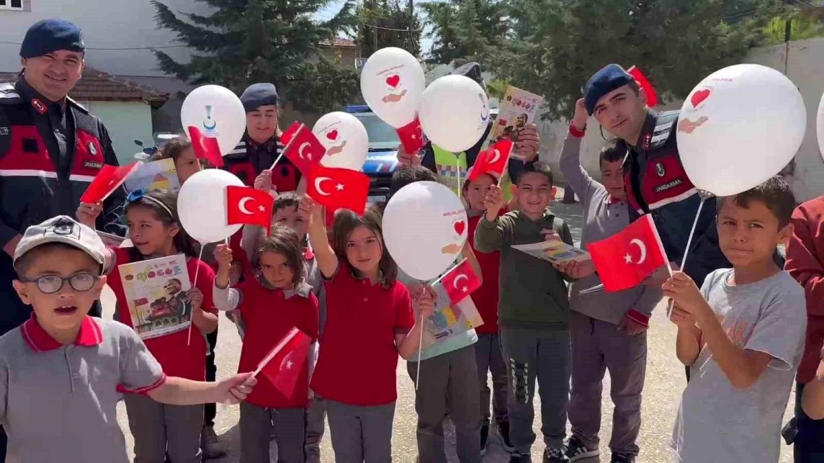 Amasya’da Jandarma Ekipleri Köy Okulunda Öğrencilere Bayram Sürprizi Yaptı