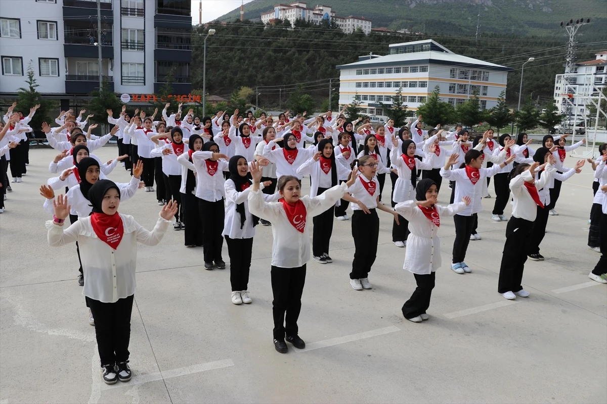 Amasya’da Ortaokul Öğrencileri İşaret Diliyle Şarkı Söyledi
