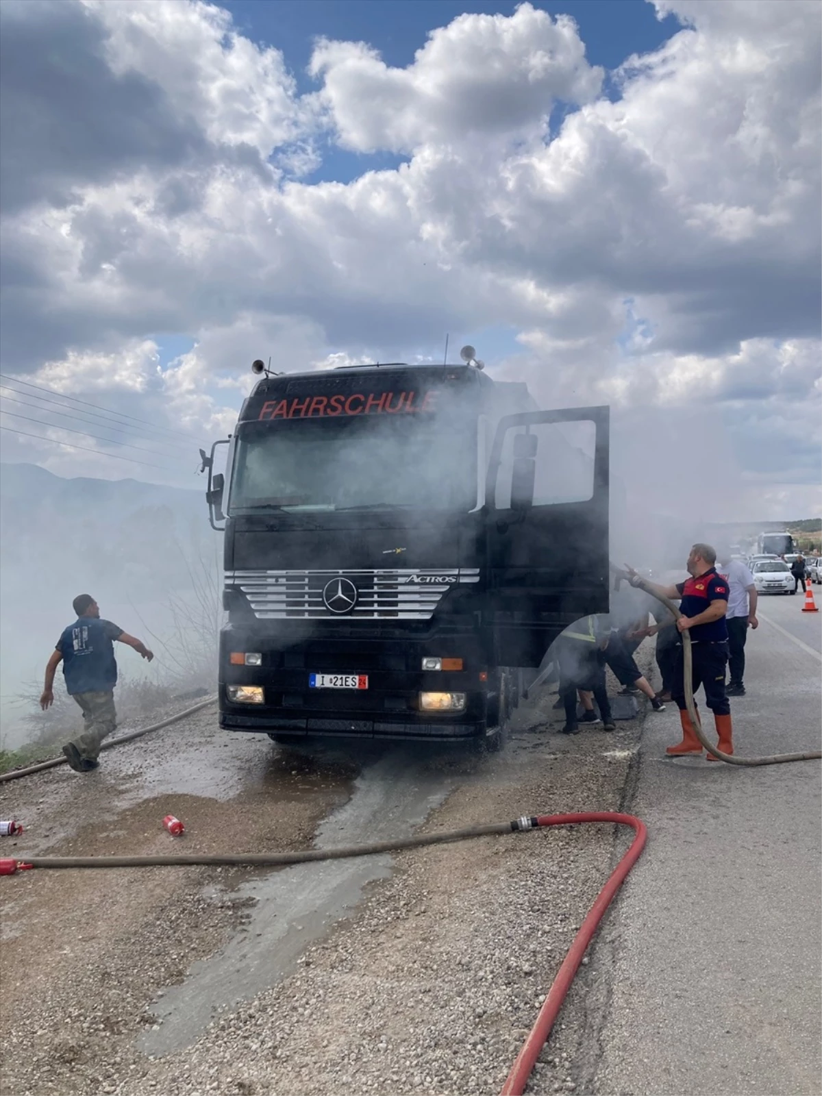 Amasya'da seyir halindeki tırda yangın çıktı