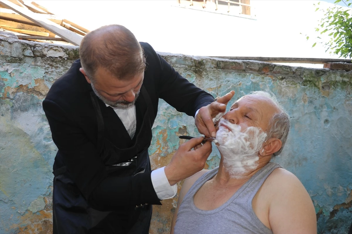 Amasya'da Mahalle Muhtarı Yaşlıları Ücretsiz Tıraş Ediyor
