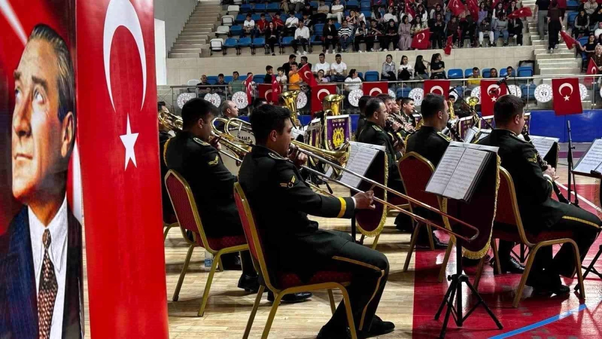 Malatya’dan gelen 2. Ordu Komutanlığı Bölge Bandosu Hakkari’de konser verdi