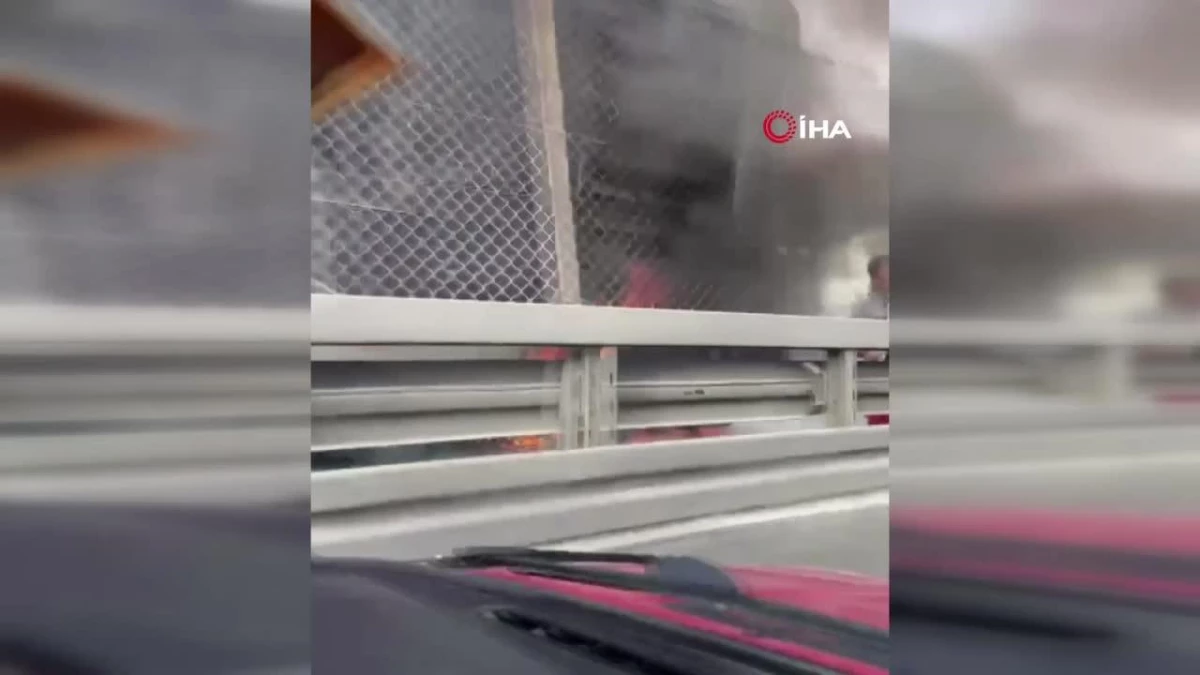 Avcılar'da metrobüsün tekeri alev alev yandı