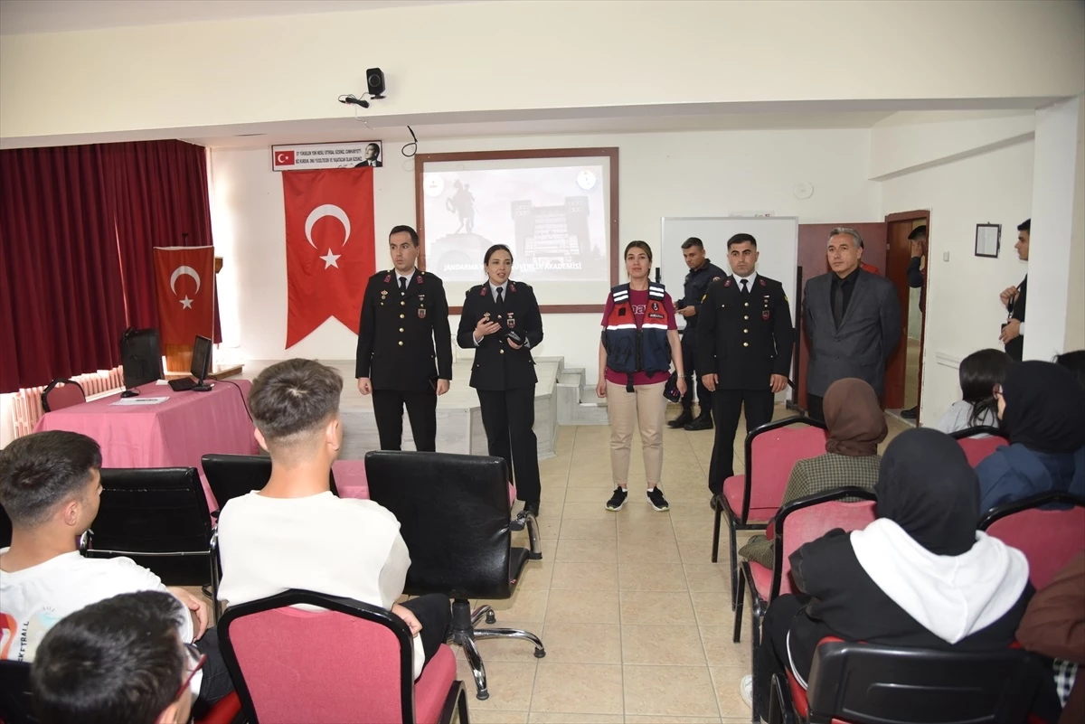 Kırıkkale’de Jandarma Personeli Öğrencilere Seminer Verdi