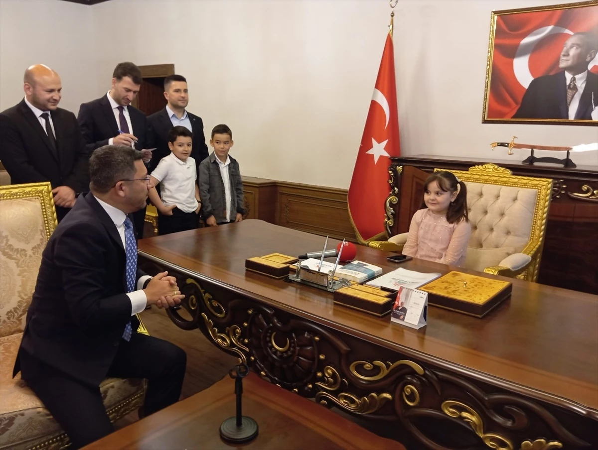 Nevşehir Belediye Başkanı Rasim Arı, 23 Nisan’da makam koltuğunu öğrencilere devretti