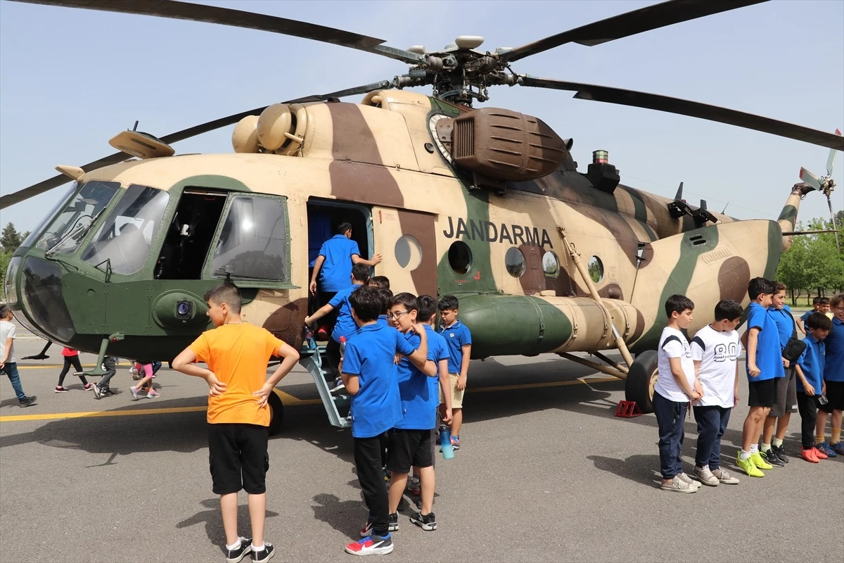 Batman’da öğrenciler İl Jandarma Komutanlığında stantları gezdi ve helikoptere bindi