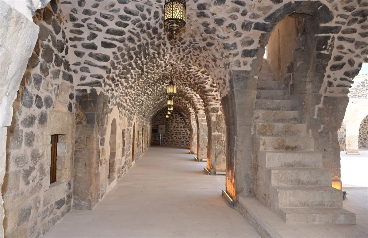 Batman'da tarihi Mor Kiryakus Manastırı'nda restorasyon çalışmaları sürüyor