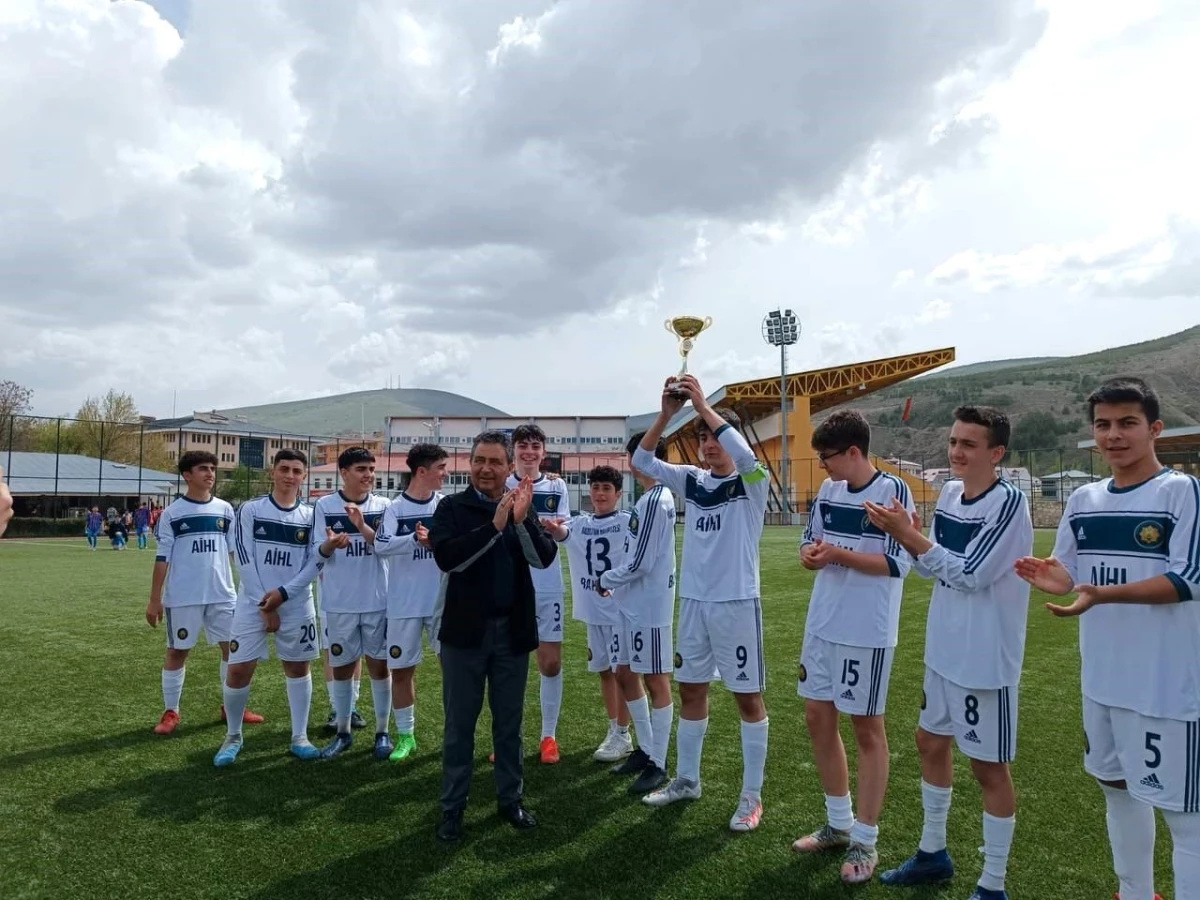 Bayburt Anadolu İmam Hatip Lisesi Spor Kulübü U15 Ligi Şampiyonu Oldu