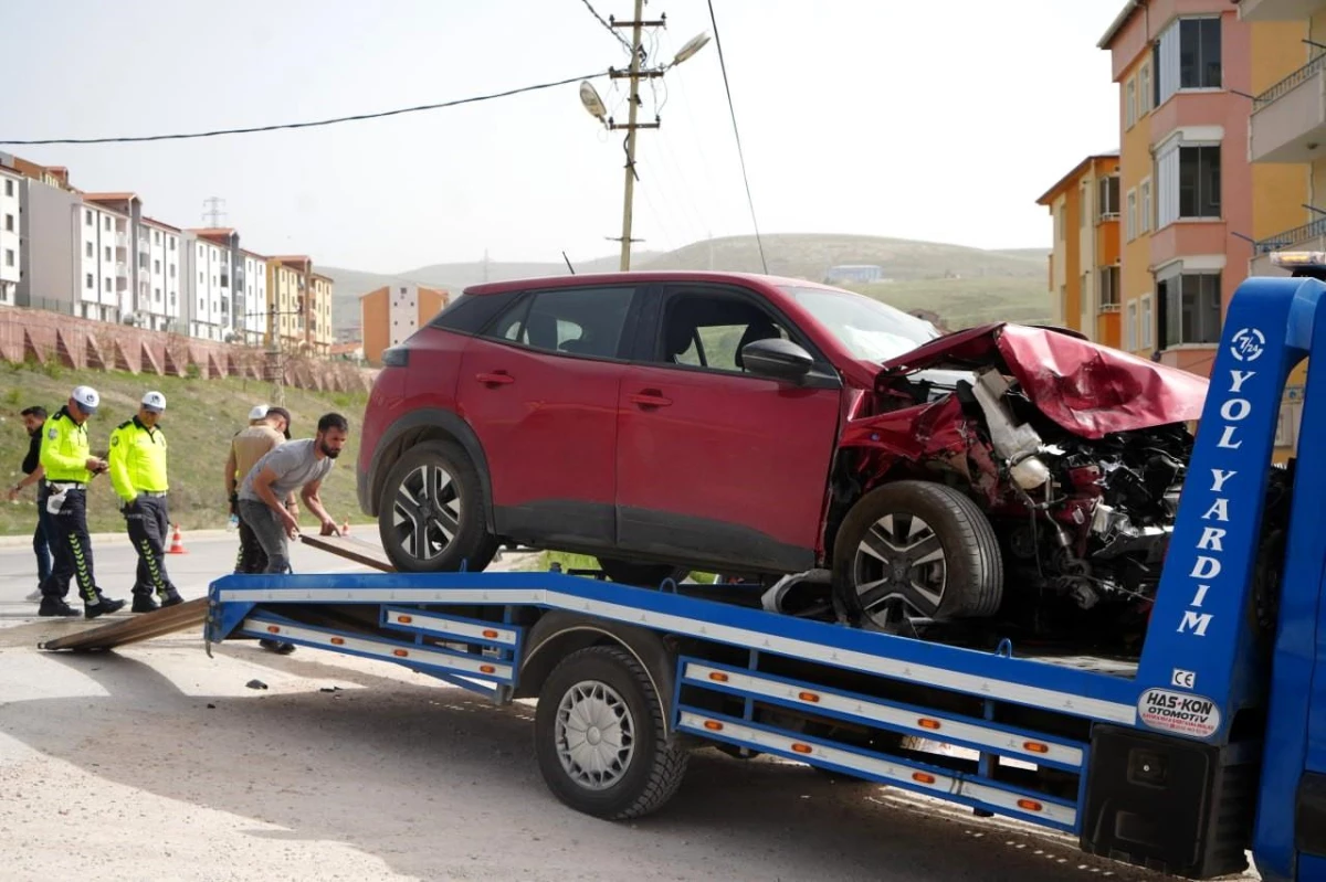 Bayburt’ta Otomobillerin Çarpıştığı Kaza Güvenlik Kamerasına Yansıdı