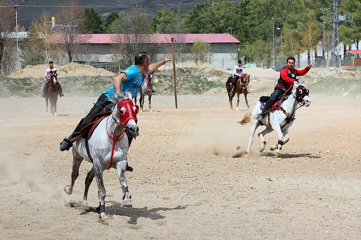 Bayburt’ta Turizm Haftası kapsamında atlı cirit gösterisi düzenlendi