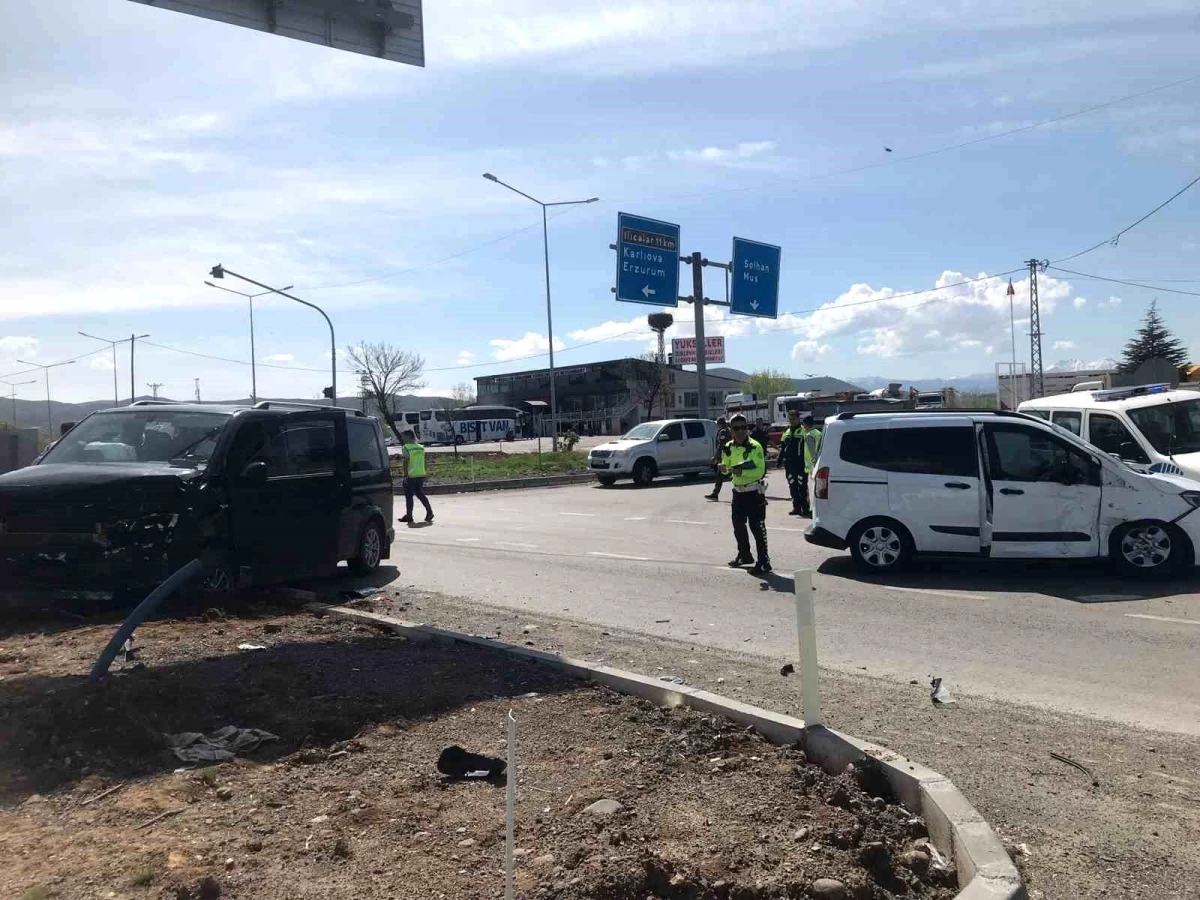 Bingöl’de Minibüs ve Hafif Ticari Araç Çarpıştı: 15 Kişi Yaralandı
