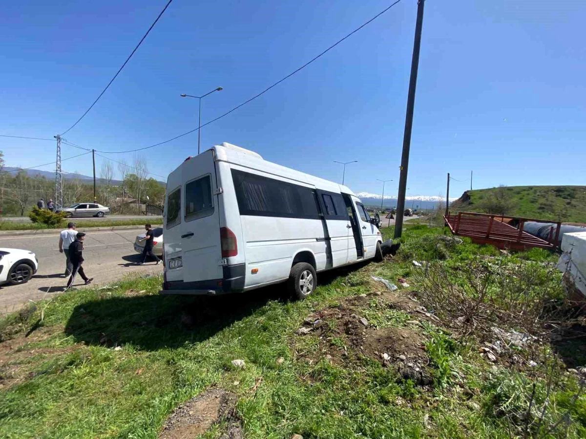 Bingöl’de otomobil ile minibüs çarpıştı, kazada 4 kişi yaralandı