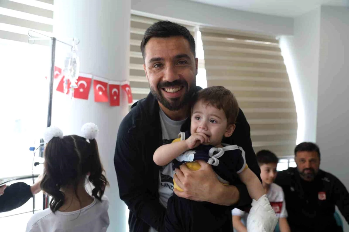 Sivasspor Teknik Direktörü ve Futbolcular Çocukları Ziyaret Etti