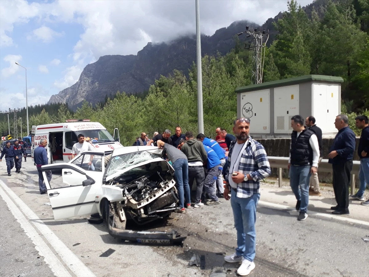 Bucak'ta Otomobil Çarpışması: 1 Ölü, 7 Yaralı