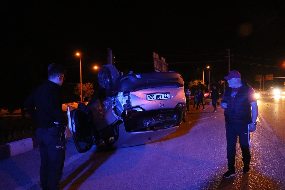 Burdur'da Otomobil Çarpışması: Yaralı Sürücü Hastaneye Kaldırıldı