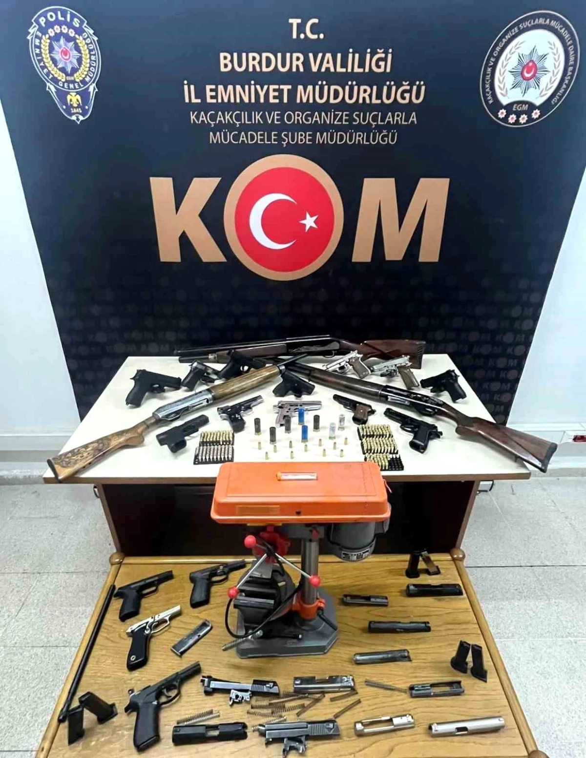 Burdur'da Kaçakçılık Operasyonunda Çok Sayıda Silah Ele Geçirildi