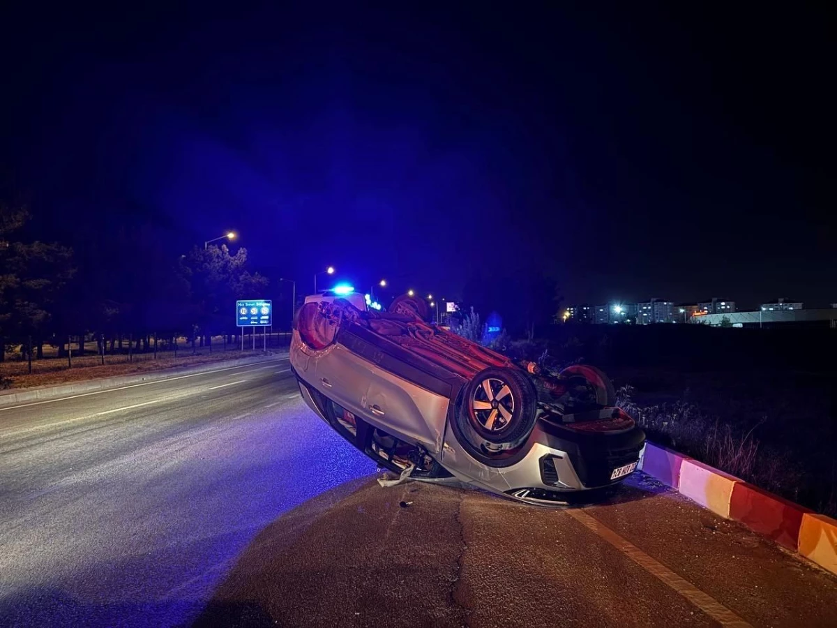 Burdur'da Kavşak Kazası: İki Araç Çarpıştı, Sürücüler Yaralandı