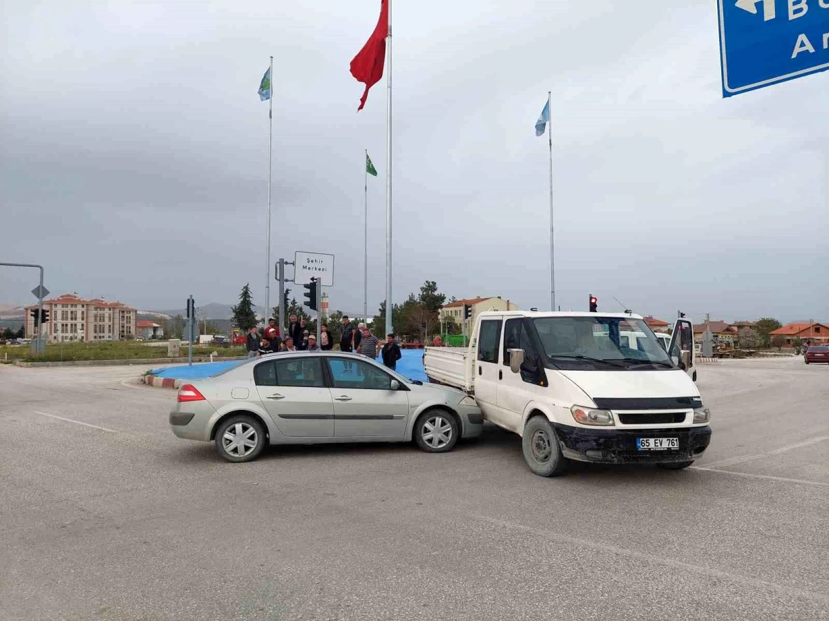 Burdur’da Kırmızı Işık İhlali Yapan Kamyonetle Otomobil Çarpıştı