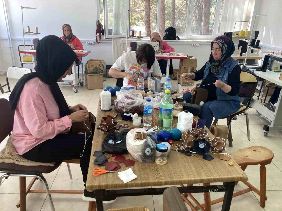 Burdur'da Kadınlar El Dikimi Top Üretimiyle İhracata Başladı