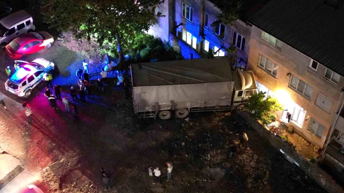 Bursa'da freni boşalan kamyon evin içine girdi