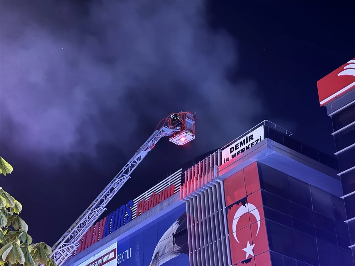 Bursa'da özel eğitim kurumunun bulunduğu iş merkezinde çıkan yangın söndürüldü