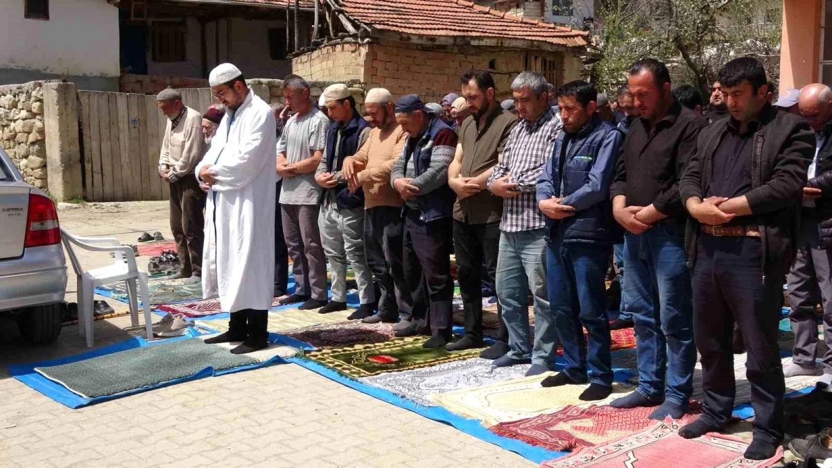 Yozgat'ta depremde hasar gören caminin cemaati cuma namazını köy meydanında kıldı