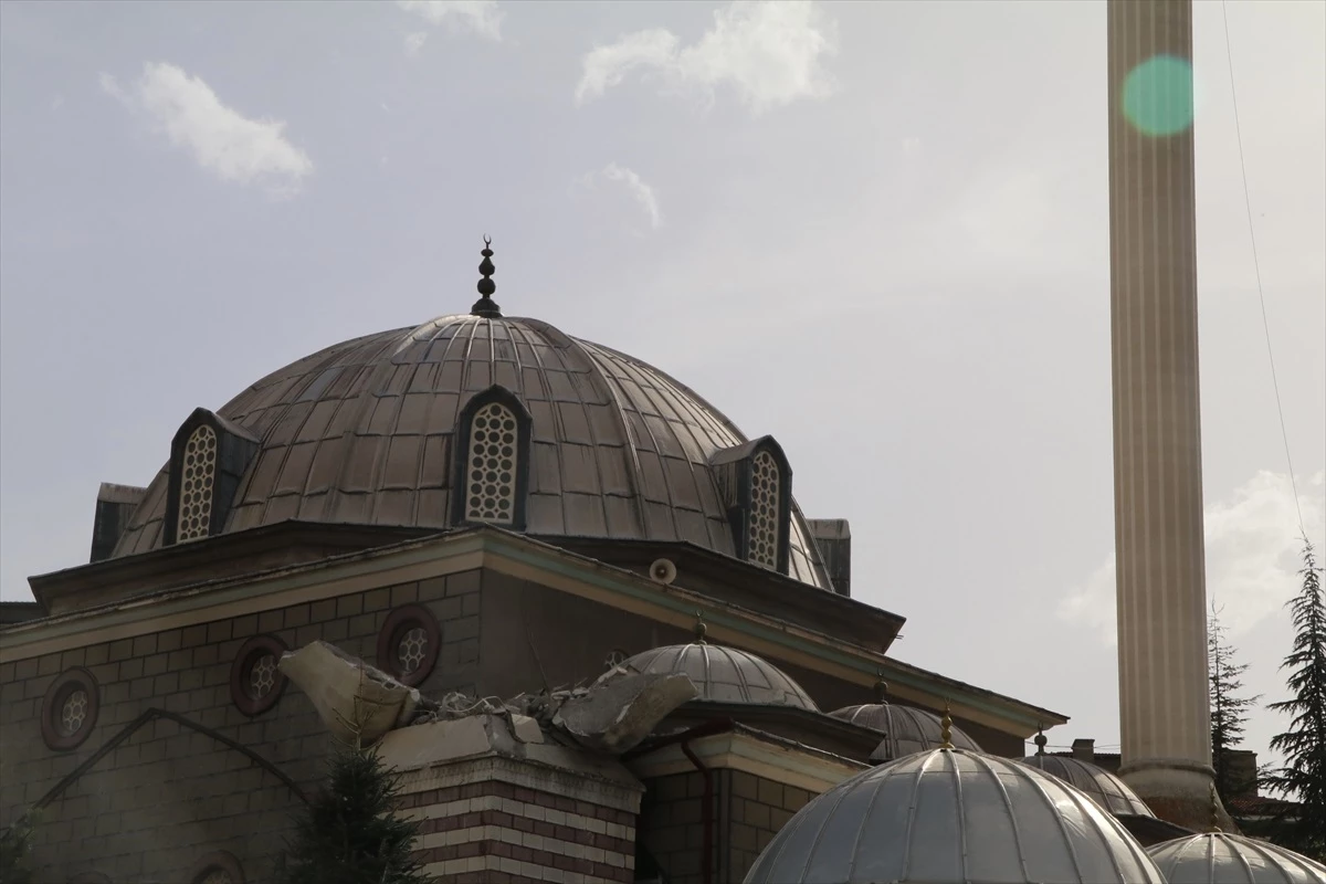 Çankırı'da riskli minare yıkımına başlandı