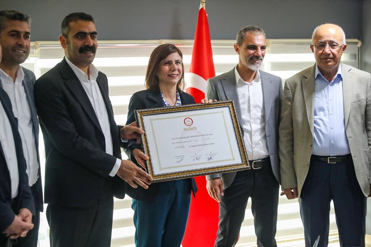 DEM Parti’den Diyarbakır Büyükşehir Belediye Başkanı Ayşe Serra Bucak Küçük mazbatasını aldı