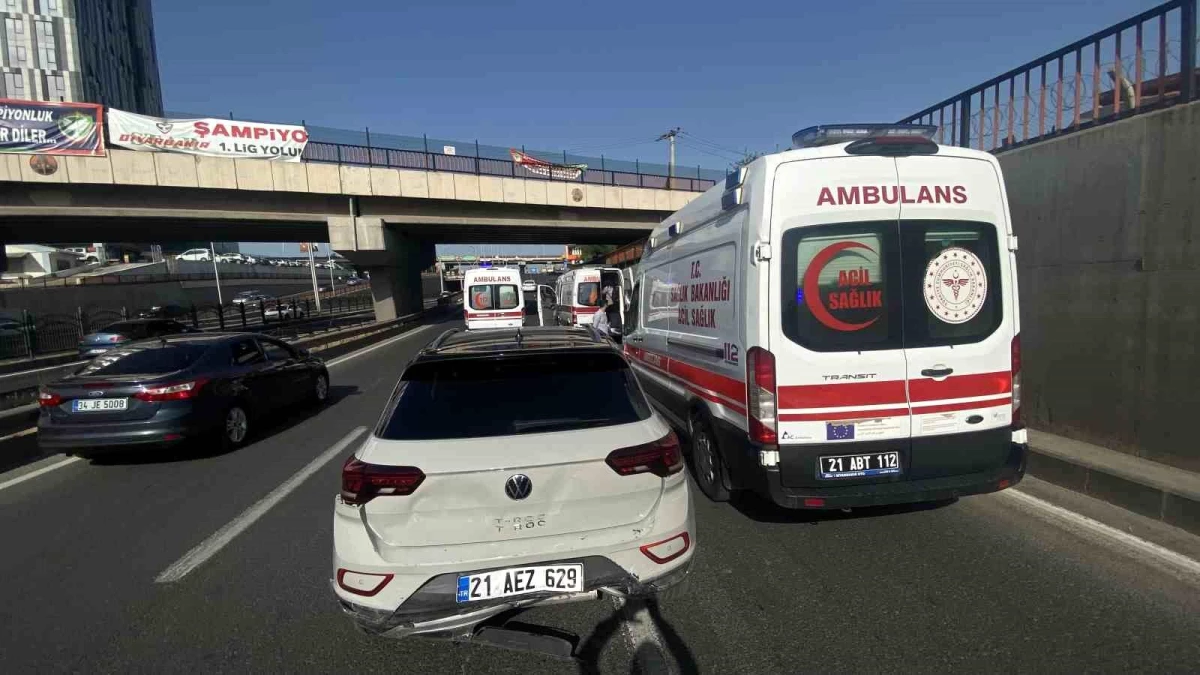 Diyarbakır’da otomobil ile minibüs çarpıştı: 7 yaralı
