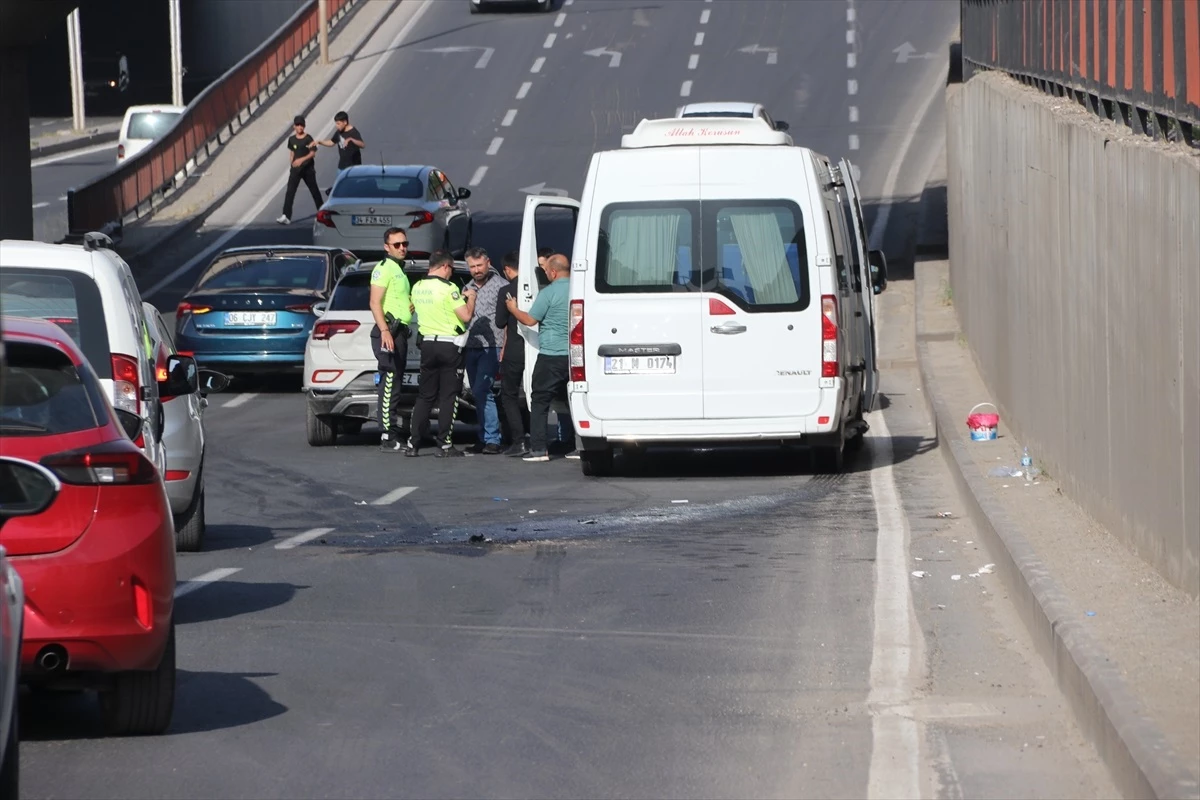 Diyarbakır’da minibüsün otomobile çarptığı kazada 7 kişi yaralandı
