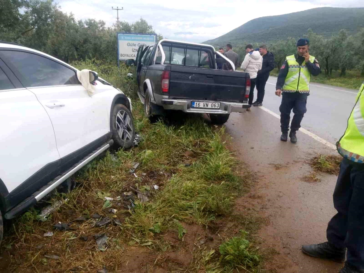 Bursa'da düğün konvoyunda 3 aracın karıştığı kazada 6 kişi yaralandı