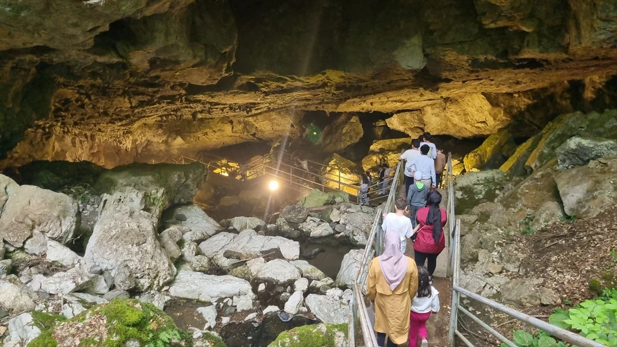 Düzce'nin Yığılca ilçesinde öğrenciler Sarıkaya Mağarası'nı ziyaret etti