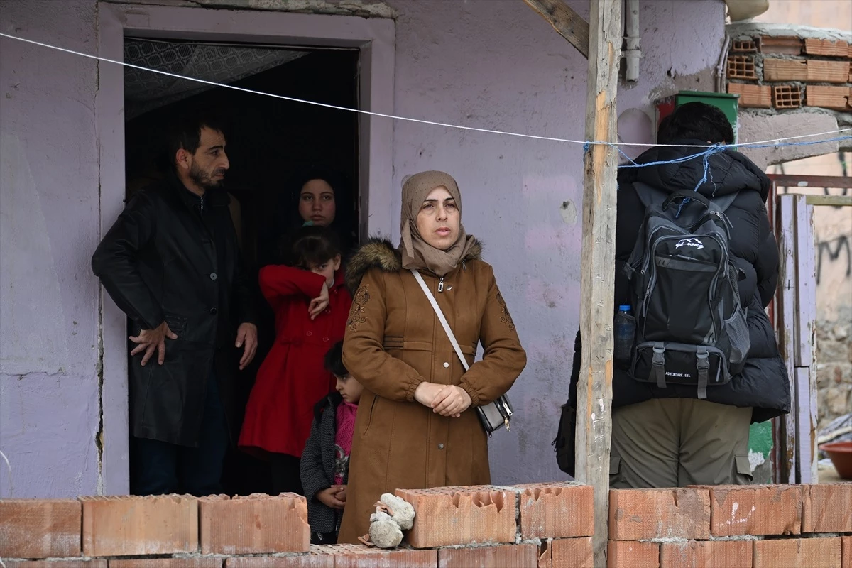 Edirne’de devamsız öğrencilerin evlerine öğretmenlerle giden polis ekipleri, mahalledeki 10 düzensiz göçmeni yakaladı