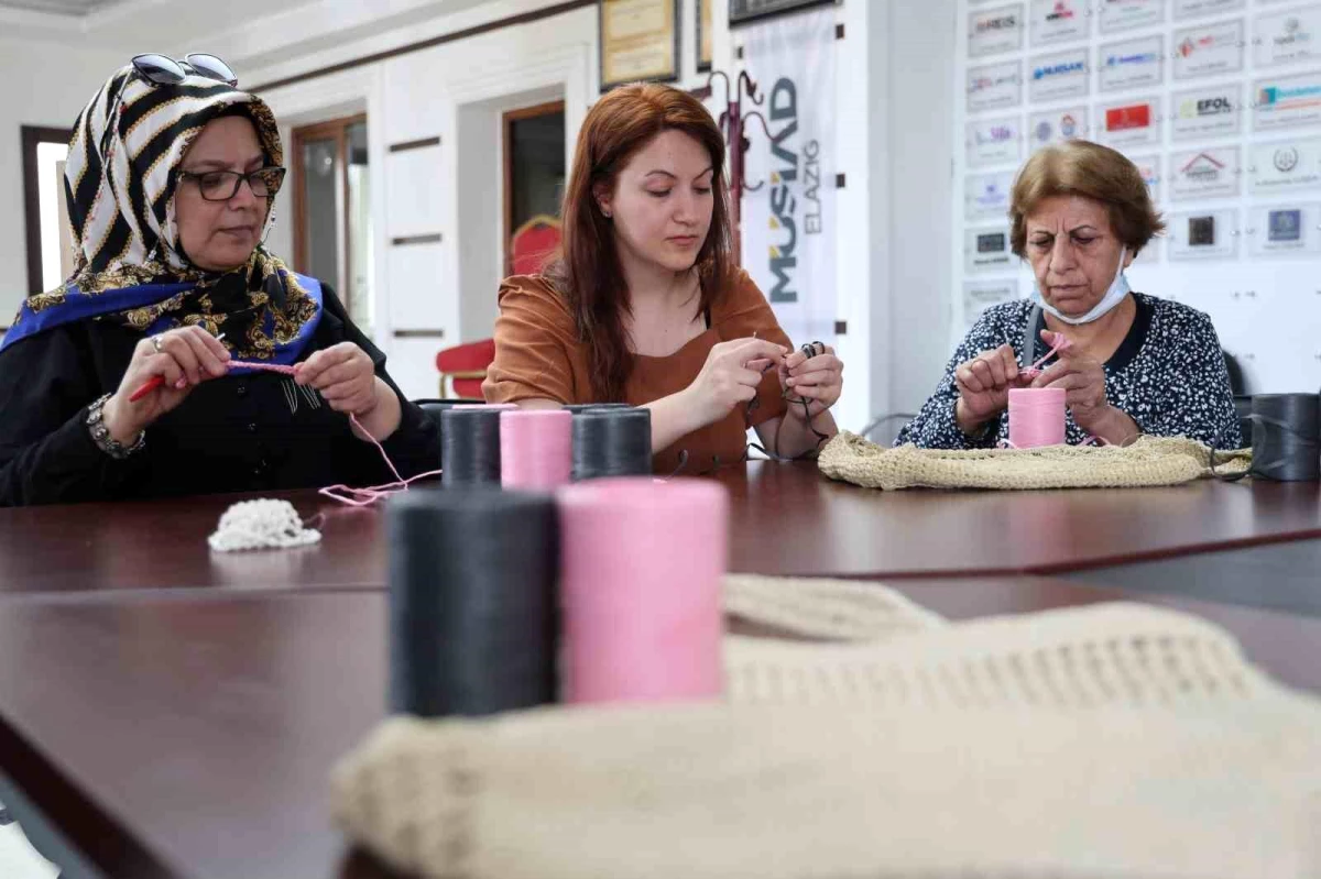 Elazığ’da Kadınların Ürettiği El Emeği Göz Nuru Çantalar Dünyada Sergileniyor