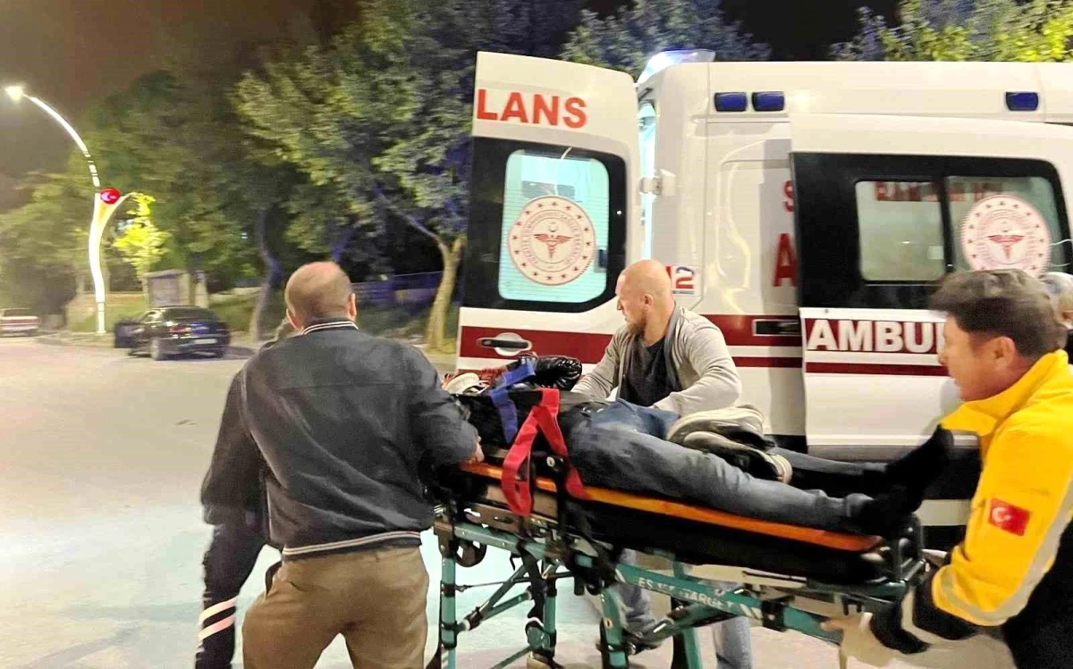 Kütahya’da otomobil ile servis aracının çarpışması sonucu 3 kişi yaralandı