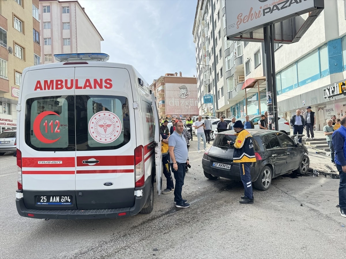 Erzurum’da servis minibüsü ile otomobilin çarpışması sonucu 6 kişi yaralandı