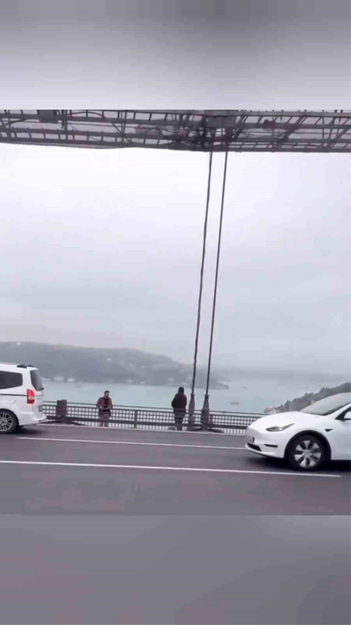 İstanbul Fatih Sultan Mehmet Köprüsü'nde Şahıs Korkuluklara Çıktı