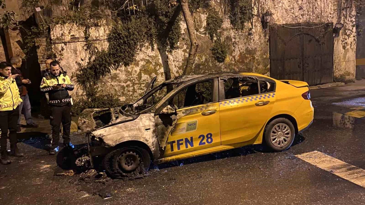 İstanbul Fatih’te bir taksi alevlere teslim oldu